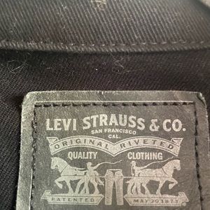 🌸💗✨✨selling a Levi’s jean jacket only been worn once size small women.